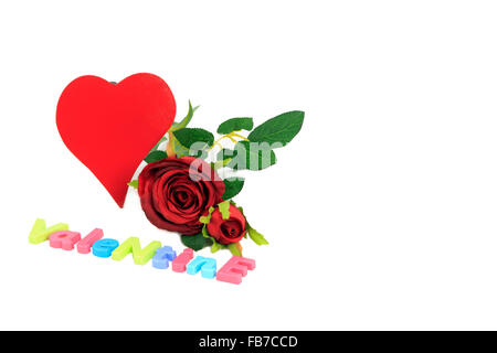 Il giorno di San Valentino Red Rose, rosso cuore funky e lettere colorate ortografia Valentine isolati su sfondo bianco Foto Stock