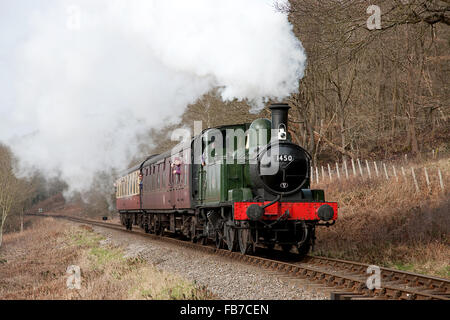 BR 0-4-2T "14xx' n. 1450 passa Northwood Lane in Severn Valley Railway durante la loro molla Gala di vapore - 20 Marzo 2015 Foto Stock