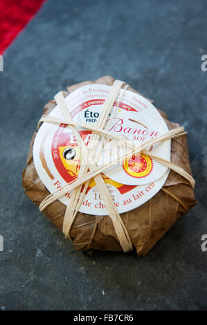 Banon è un formaggio francese realizzato nella regione intorno alla città di Banon in Provenza, a sud-est della Francia avvolto in foglie di castagno Foto Stock