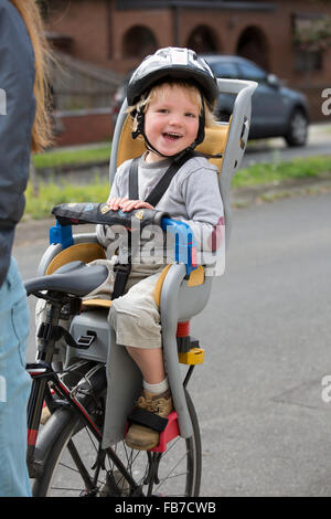 Ritratto di felice ragazzo seduto sulla bicicletta sedile posteriore Foto Stock