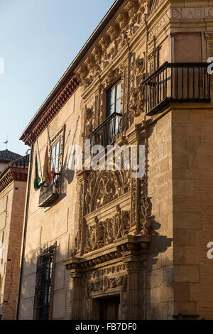 Parte anteriore di uno splendido edificio a Granada Spagna precedentemente di proprietà di una famiglia benestante e ornato di architettura
