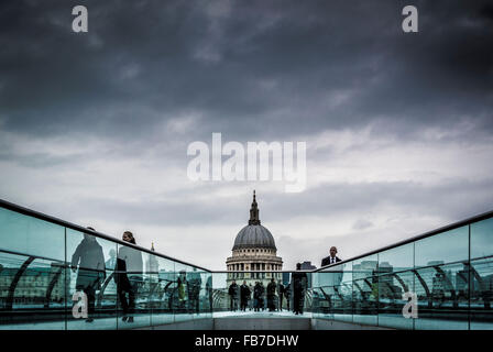 La Cattedrale di St Paul e visto dal Millennium Bridge di Londra, Regno Unito. Foto Stock
