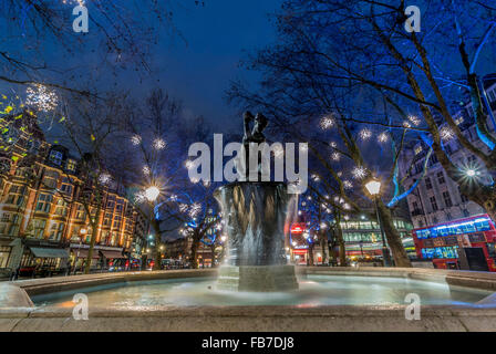 La fontana Venere a Sloane Square, Londra, Regno Unito, a Natale con le sue luci Foto Stock