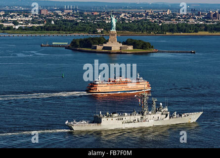 Sito ufficiale della Royal Navy ship HMAS Sydney crociere passato la Statua della Libertà e il Staten Island Ferry nel porto di New York. Foto Stock