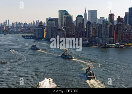 Sotto la scorta della USS Mahan (anteriore) Royal Australian Navy navi HMAS Sydney e HMAS Ballarat passato crociera New York City Foto Stock