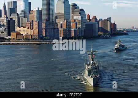 Sito ufficiale della Royal Navy navi HMAS Sydney (anteriore) e HMAS Ballarat cruise passato la città di New York sul suo cammino per attraccare a New York. Foto Stock