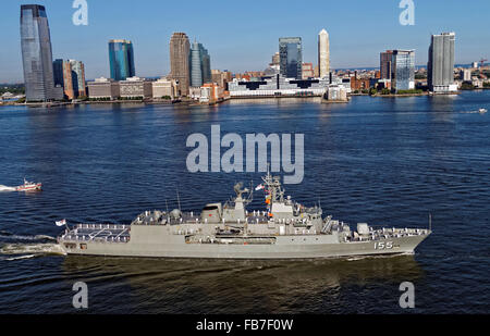 Sito ufficiale della Royal Navy ship HMAS Ballarat crociere passato la città di New York sul suo cammino per l'approdo nel fiume Hudson. Foto Stock