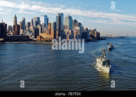 Sito ufficiale della Royal Navy navi HMAS Sydney e HMAS Ballarat cruise passato la città di New York sul suo cammino per l'approdo nel fiume Hudson. Foto Stock