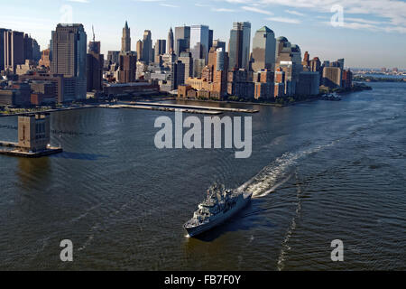 Sito ufficiale della Royal Navy navi HMAS Sydney e HMAS Ballarat cruise passato la città di New York sul suo cammino per l'approdo nel fiume Hudson Foto Stock