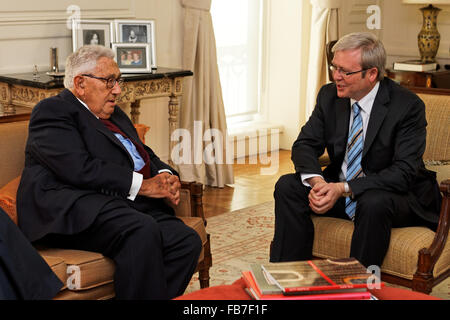 Australian Ministro degli Esteri Kevin Rudd soddisfa con l ex segretario di Stato statunitense Dr Henry Kissinger. Foto Stock