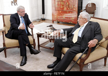 Australian Ministro degli Esteri Kevin Rudd soddisfa con l ex segretario di Stato statunitense Dr Henry Kissinger. Foto Stock