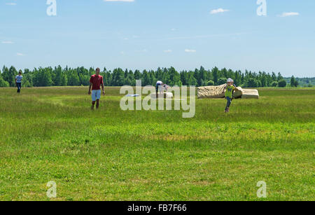 Paracadutisti - 2015.La preparazione di luogo di sbarco di skydivers su airfield. Foto Stock