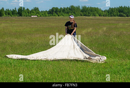 Paracadutisti - 2015.La preparazione di luogo di sbarco di skydivers su airfield. Foto Stock