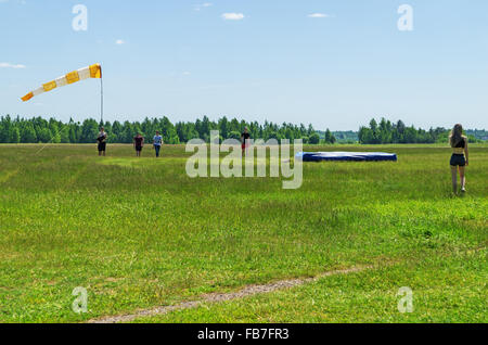 Paracadutisti - 2015.La preparazione di luogo di sbarco di skydivers su airfield. Foto Stock