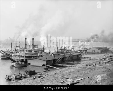 Riverboats e attività lungo argine, Cincinnati, Ohio, USA, circa 1907 Foto Stock