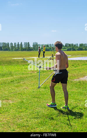 Paracadutisti - 2015.La preparazione di luogo di sbarco di skydivers su airfield. Foto Stock