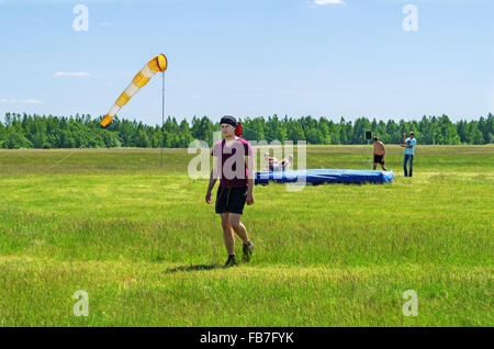 Paracadutisti - 2015.La preparazione di luogo di sbarco di skydivers su airfield. Foto Stock