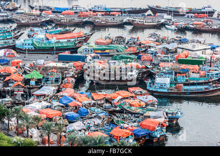 Angolo di alta vista delle barche ormeggiate sul Dubai Creek Foto Stock