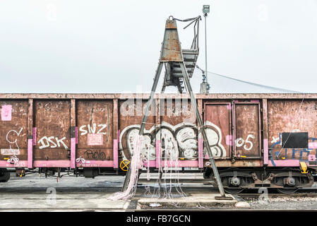 Graffiti sul vecchio treno merci al porto Foto Stock