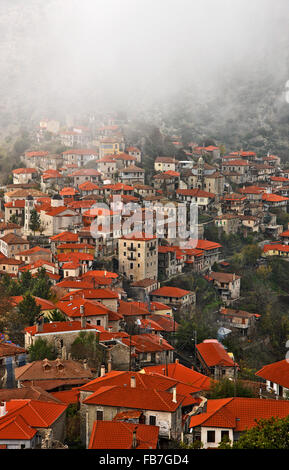 Il pittoresco villaggio di Dimitsana, nella regione di Arcadia, Peloponneso e Grecia. Foto Stock