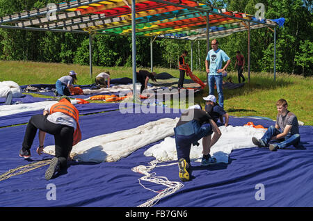 Paracadutisti - 2015.imballaggio del paracadute. Foto Stock