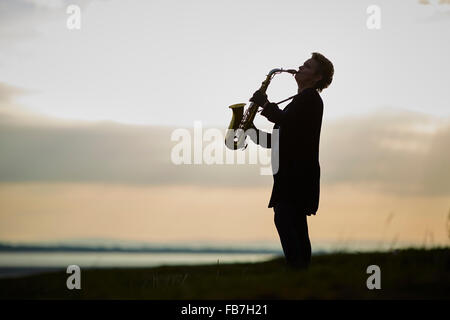 BBC Music giorno "per amore della musica' del Vallo di Adriano di suono 2015 a Bowness on Solway paludi beach Sarah Drummond Saxophonis Foto Stock