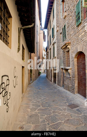 Edifici e vicolo in Firenze, Italia Foto Stock