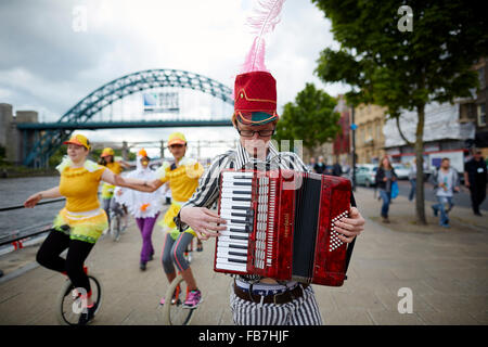 BBC Music giorno "per amore della musica' del Vallo di Adriano di suono 2015 a Newcastle upon Tyne monociclo lungo il fiume Tyne accord Foto Stock