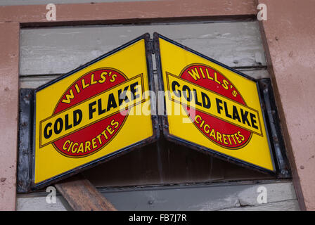 Vintage pubblicità smaltato targa montata su pannelli in legno. La pubblicità si è oro Flake sigarette Foto Stock