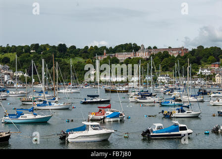 Il fiume Dart con vedute verso la Britannia Royal Naval College (BRNC) Dartmouth, Devon, Inghilterra. Regno Unito. Foto Stock