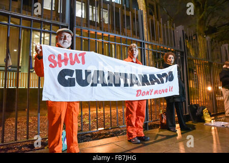 Grosvenor Square, Londra, Regno Unito. 11 gennaio 2016. Candela accesa veglia fuori dall Ambasciata degli Stati Uniti a Londra il carcere militare di Guantanamo Foto Stock