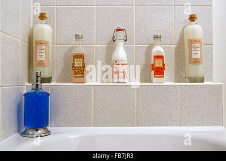 Selezione di oli da bagno creme e prodotti di cortesia da bagno Foto Stock