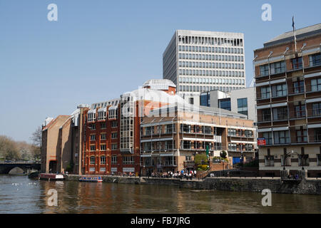 Lungofiume Avon e fronte mare nel centro di Bristol, Inghilterra, Regno Unito, sul lungofiume Welsh Back, magazzini e appartamenti convertiti che ospitano abitazioni residenziali Foto Stock