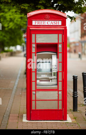 BBC Music giorno "per amore della musica' del Vallo di Adriano di suono 2015 a Carlisle atm in un telefono rosso scatola di conversione convertito Foto Stock