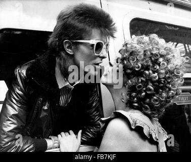 Jan 11, 2016 - David Bowie, infinitamente variabile, ferocemente forward-looking cantautore che ha insegnato a generazioni di musicisti circa la potenza del dramma, immagini e personae, morto domenica circondato dalla famiglia. Egli è stato 69. Bowie morì dopo diciotto mesi di battaglia con il cancro. Nella foto: 9 luglio 1973 - Londra, Inghilterra, Regno Unito - Pop Star David Bowie bacia la sua prima moglie Angela da dentro il suo treno alla stazione di Victoria. Egli è spento a Parigi per iniziare la registrazione del suo ultimo LP. (Credito Immagine: © Keystone Press Agency/Keystone USA via ZUMAPRESS.com) Foto Stock