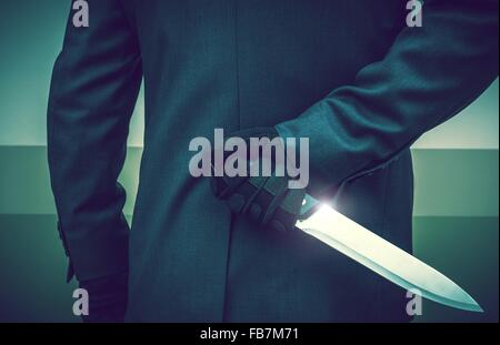 Elegante abito indossando assassino psicopatico con coltello enorme pronto ad attaccare. Criminalità concettuale foto. Foto Stock