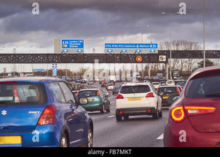 Occupato M25 svincolo di Staines Foto Stock