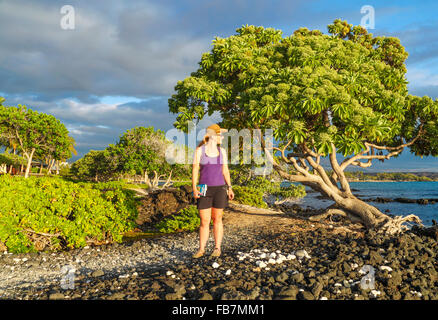 Donna sul re della autostrada, un sentiero costiero in Waikoloa Foto Stock