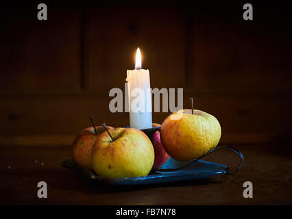 Ancora la vita di mele e una candela e porta candele Foto Stock