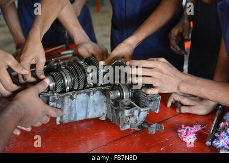 Mumbai, India - 26 Ottobre 2015 - Teenager da bambini"s facendo formazione per diventare una vettura mechanician in education center power Foto Stock