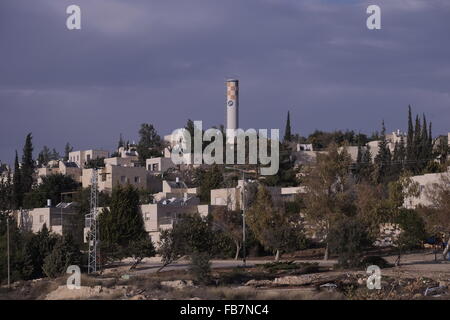 Israele, West Bank. 11 gennaio, 2016. Vista del Ma'ale Mikhmas che è un insediamento israeliano a poche miglia vicino a Gerusalemme in Cisgiordania settentrionale di Israele il 11 gennaio 2016 la comunità internazionale ritiene che gli insediamenti israeliani in Cisgiordania è illegale ai sensi del diritto internazionale, ma il governo israeliano contesta. Credito: Eddie Gerald/Alamy Live News Foto Stock