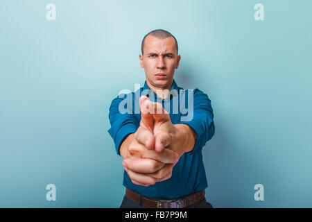 Un uomo di aspetto europeo trenta anni mostra un dito o pistola Foto Stock