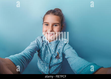 Teen ragazza di aspetto europeo sette anni facendo self lenti Foto Stock