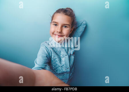 Teen ragazza di aspetto europeo sette anni facendo self lenti Foto Stock