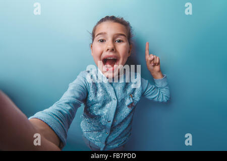 Teen ragazza di aspetto europeo sette apre la sua bocca idea anni Foto Stock