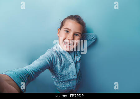 Teen ragazza di aspetto europeo sette apre la sua bocca anni doin Foto Stock