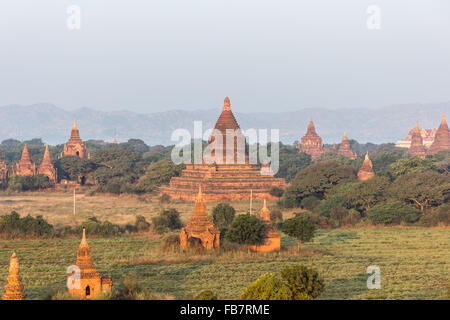 Vista da Shwe Sandaw Pagoda durante il tramonto a Bagan, Myanmar Foto Stock