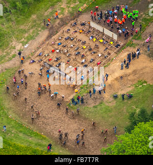 Vista aerea, sport estremi, fango Parkour con filo spinato di supporti antisismici, parete di arrampicata, resistente Mudder - the ultimate mudslinging Foto Stock