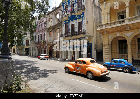 Fatiscente e edifici crollati lungo il Prado (Paseo de Marti), Havana, Cuba Foto Stock