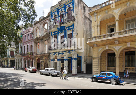 Fatiscente e edifici crollati lungo il Prado (Paseo de Marti), Havana, Cuba Foto Stock